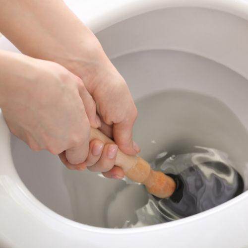 Comment Déboucher les Toilettes : Guide Complet