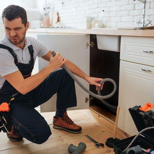 Mauvaises Odeurs de Canalisation : Causes et Solutions